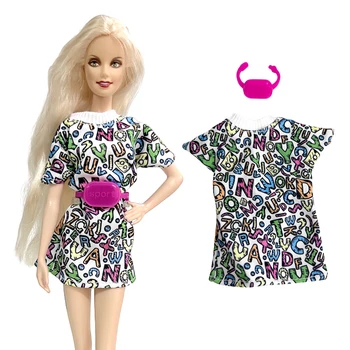 Официален комплект кукли NK от 2 теми в художествен стил: забавно рокля с надпис + розова поясная чанта за кукли Барби 1/6 Аксесоари За преобличане за Играчки